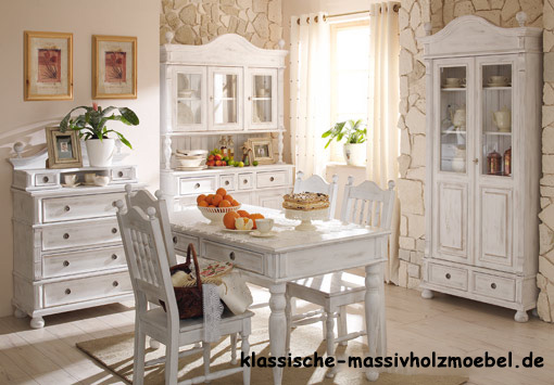 Weiße Möbel im Landhausstil - Landhausküche und Esszimmer aus Massivholz