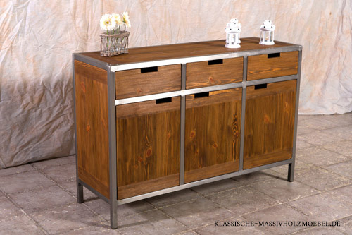 Sideboard im Industriedesign aus massivem Kiefernholz und Metallrahmen