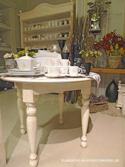 Ovaler Tisch in Antik weiß, vanillefarben gewischt