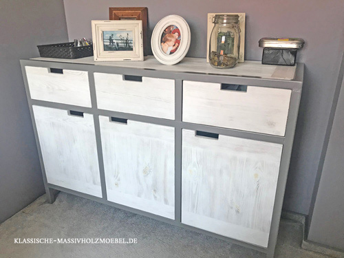 Weißes Sideboard im Industriestil mit grauem Metallrahmen aus massivem Kiefernholz